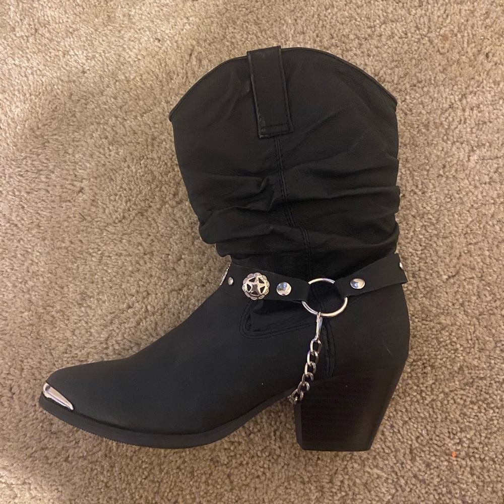 Black Dingo cowgirl boot with silver detailing.